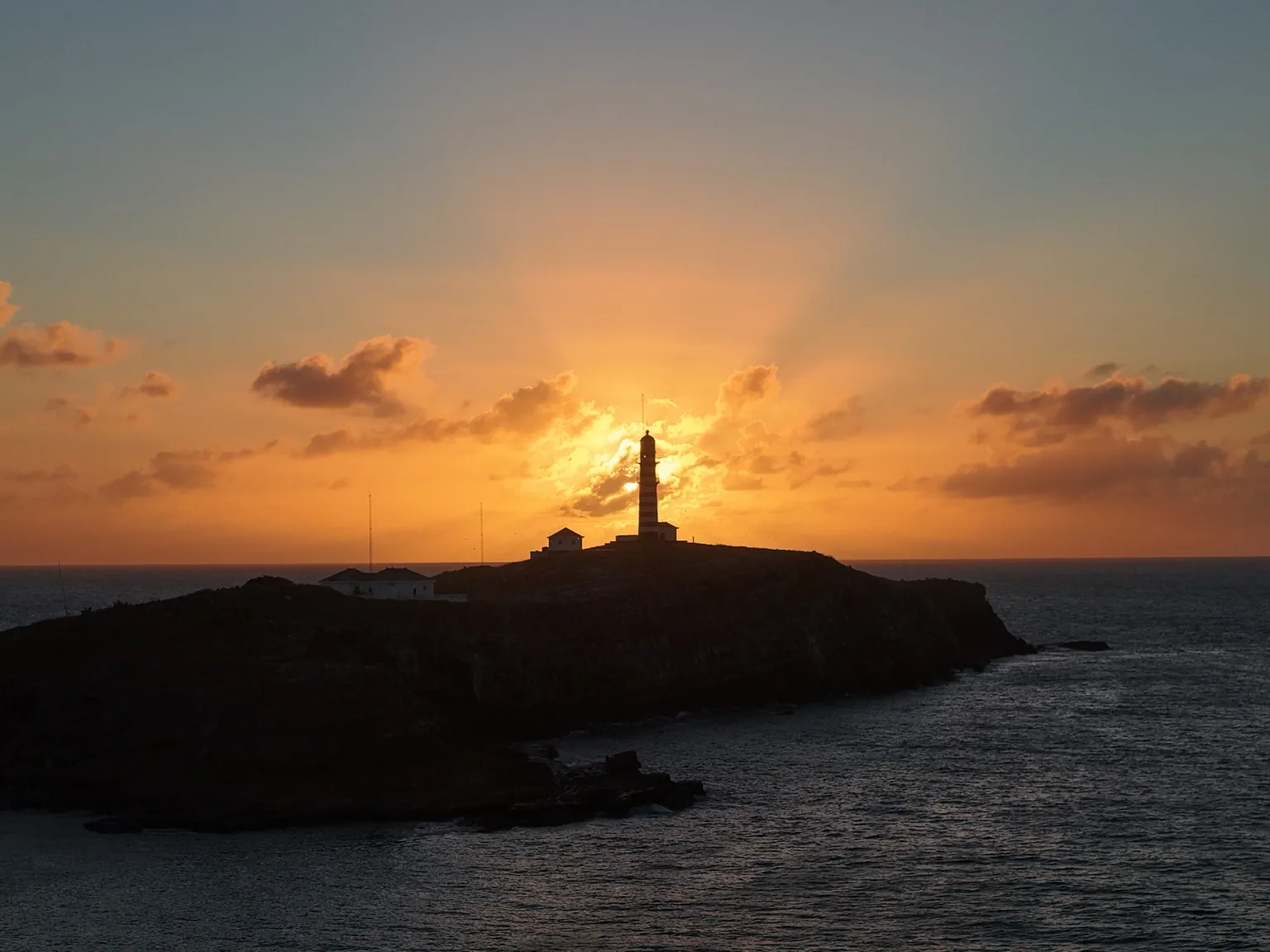 Farol do Arquipélago de Abrolhos durante o pôr do sol